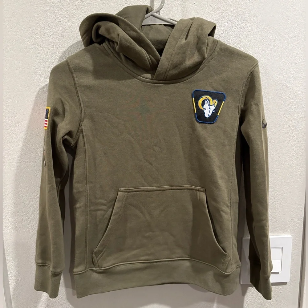 Youth Nike Olive Los Angeles Rams 2025 Salute to Service Club Fleece Hoodie
